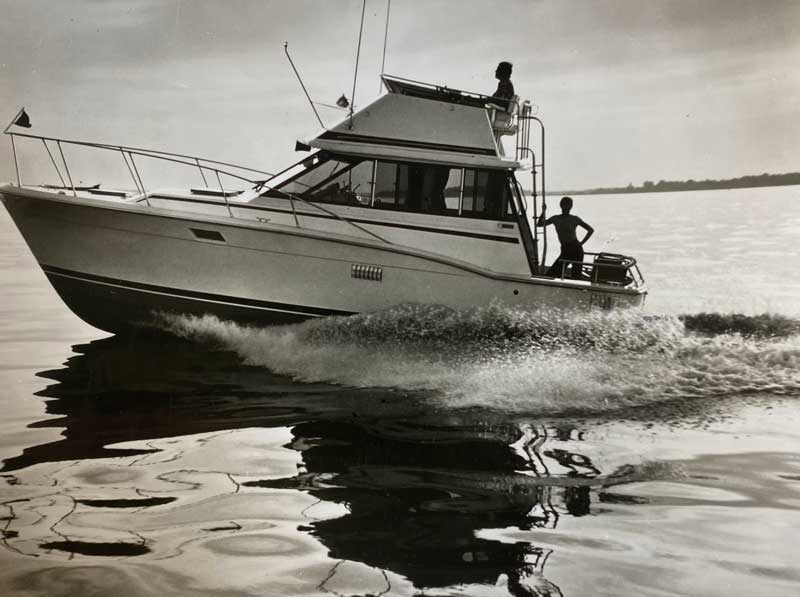 Trojan F-32 Sedanin water and on plane